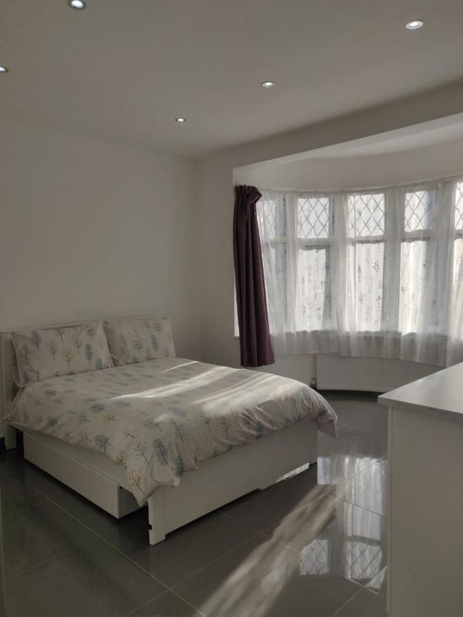 Stunning Double Room In Harrow Wembley - Khoob House Лондон Экстерьер фото